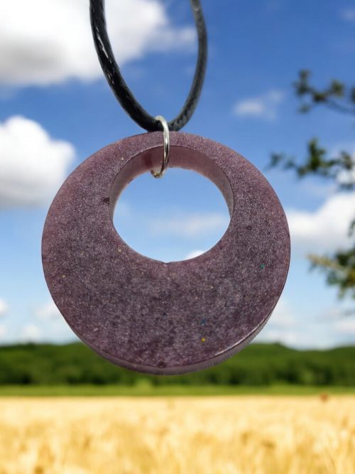 Collier résine cercle ouvert violet pailletté