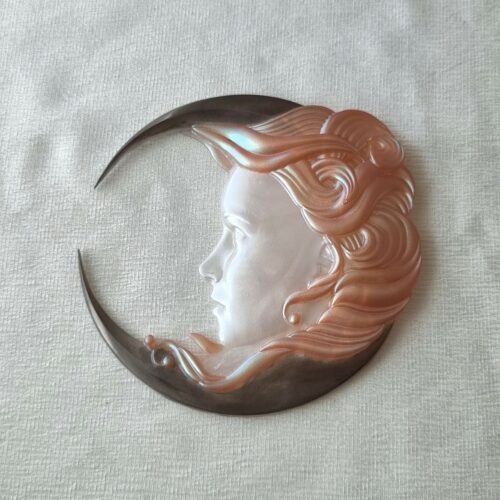 décoration murale lune, objet déco lunaire, visage de femme lune, art mural poétique, lune en résine, décoration ésotérique, inspiration céleste, croissant de lune décoratif, cadeau symbolique lune femme