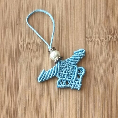porte-clé ange macramé, ange en macramé fait main, porte-clé macramé artisanal, porte-bonheur ange, cadeau symbolique ange, petit ange à offrir, porte-clé ange gardien, création macramé ange, fil d’ange macramé