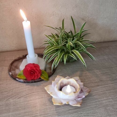 bougeoir résine lotus, bougeoir artisanal, bougeoir zen fait main, déco spirituelle lotus, cadeau énergétique résine, fleur de lotus signification, décoration lotus moderne, ambiance méditation lumière