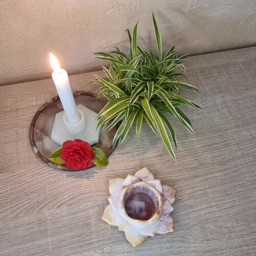 bougeoir résine lotus, bougeoir artisanal, bougeoir zen fait main, déco spirituelle lotus, cadeau énergétique résine, fleur de lotus signification, décoration lotus moderne, ambiance méditation lumière