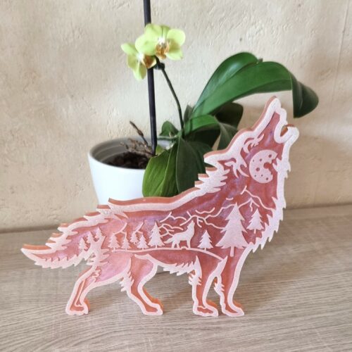 décoration forêt enchantée, loup totem résine, loup hurlement déco, déco esprit sauvage, résine artisanale forêt, loup mystique, art spirituel animal, loup décoration ésotérique