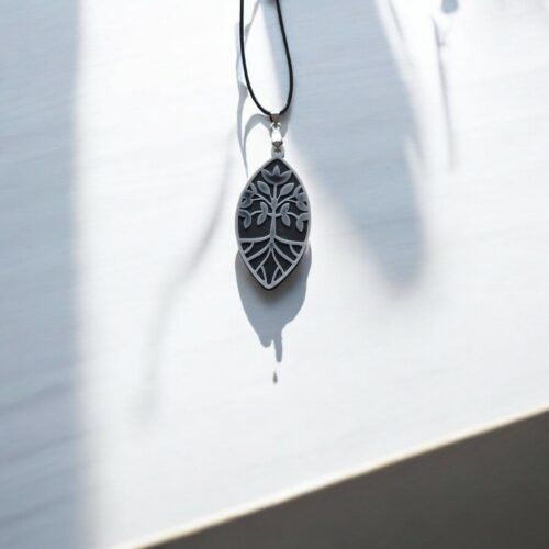 Collier résine arbre feuilles larges noir et blanc