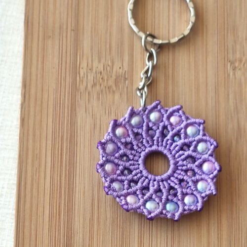 porte-clé SunDream, porte-clé soleil macramé, porte-clé lumineux nylon, porte-clé rayons de soleil, accessoire solaire macramé, idée cadeau soleil, porte-clé fait main lumineux, porte-clé macramé soleil, porte-clé énergétique, porte-clé soleil rayonnant