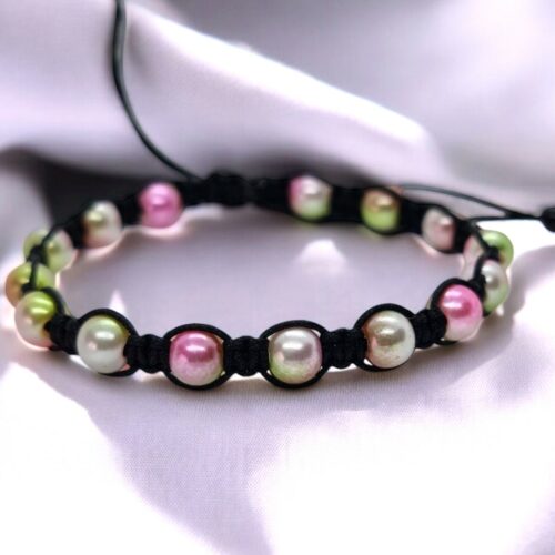 bracelet macramé perles, bijoux faits main, bracelet perles nacrées, bracelet été, bijou bohème naturel, bracelet bohème perles, bracelet tendance femme, collection Nacréa bijoux