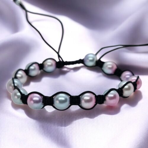 bracelet macramé perles, bijoux faits main, bracelet perles nacrées, bracelet été, bijou bohème naturel, bracelet bohème perles, bracelet tendance femme, collection Nacréa bijoux