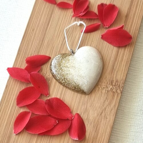 porte-clé cœur, déco cœur en résine, cœur fait main, petit cœur résine, cœur à offrir, bijou de sac résine, cœur pop, cadeau symbolique, cœur déco fait main