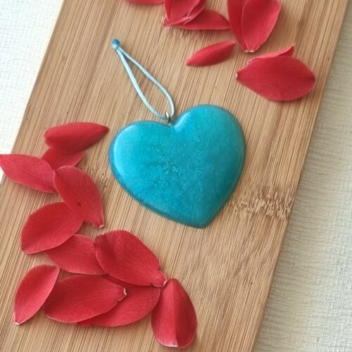 porte-clé cœur, déco cœur en résine, cœur fait main, petit cœur résine, cœur à offrir, bijou de sac résine, cœur pop, cadeau symbolique, cœur déco fait main