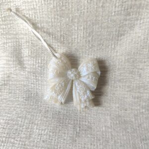 Nœud du bonheur blanc reflets violets