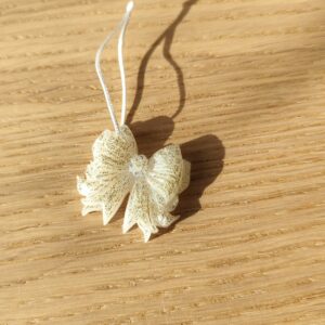 Nœud du bonheur blanc paillettes dorées