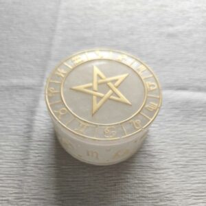 Mystica or et blanc pentacle